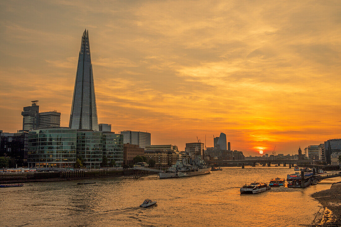 The Shard und Sonnenuntergang am Fluss Themse, London, England, Vereinigtes Königreich, Europa
