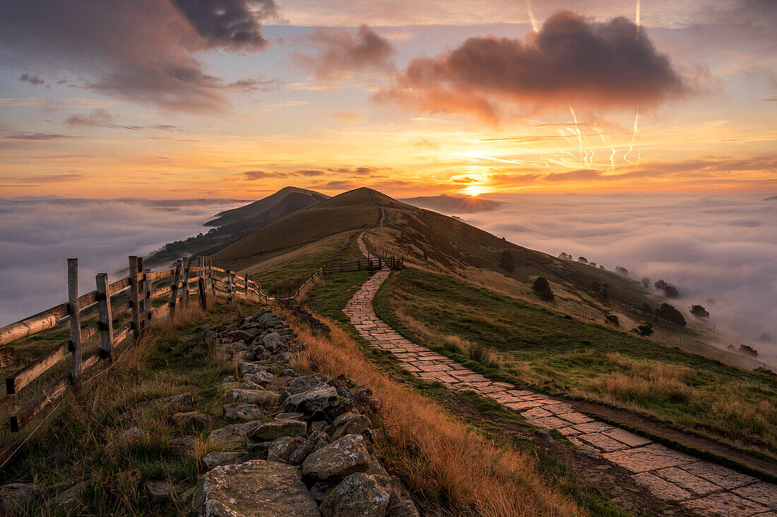 Eine Cloud-Inversion bei The Great Ridge mit Blick auf Losehill, Peak District, Derbyshire, England, Vereinigtes Königreich, Europa