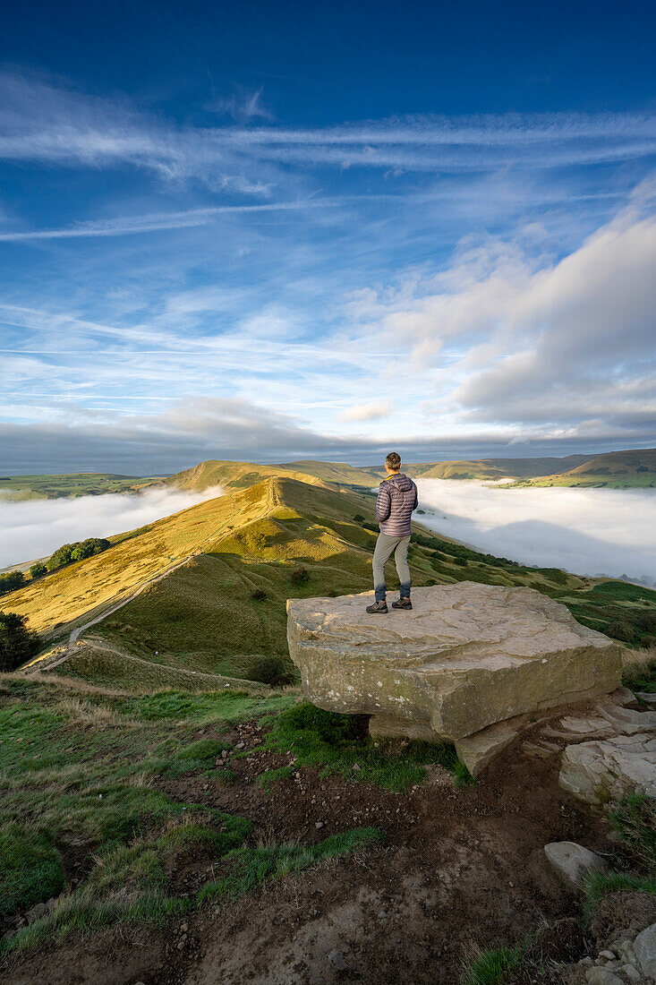 Ein Wanderer, der die Aussicht über The Great Ridge und Mam Tor, Peak District, Derbyshire, England, Vereinigtes Königreich, Europa bewundert