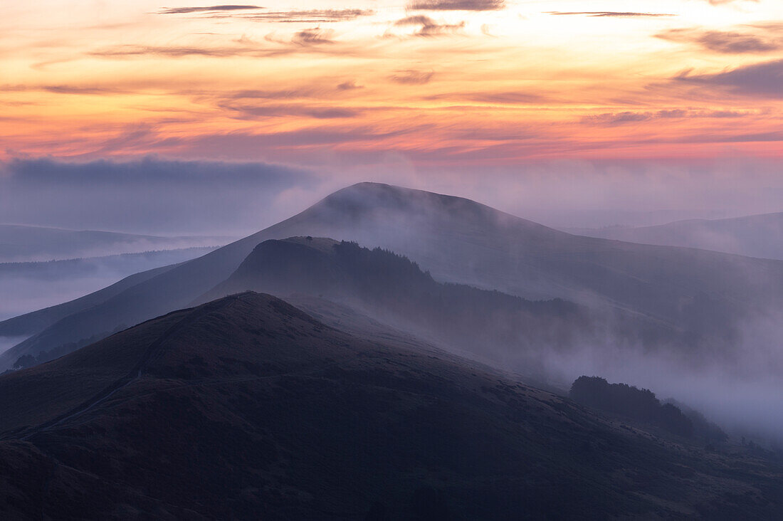 Losehill und The Great Ridge bei Sonnenaufgang, eingehüllt in Wolkeninversion, Derbyshire, England, Vereinigtes Königreich, Europa