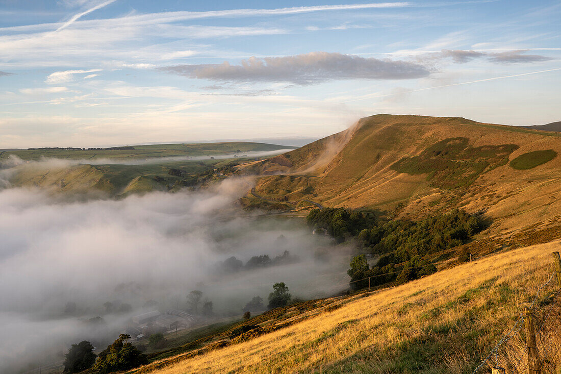 Blick auf Mam Tor von The Great Ridge mit rollenden Nebel, Derbyshire, England, Vereinigtes Königreich, Europa