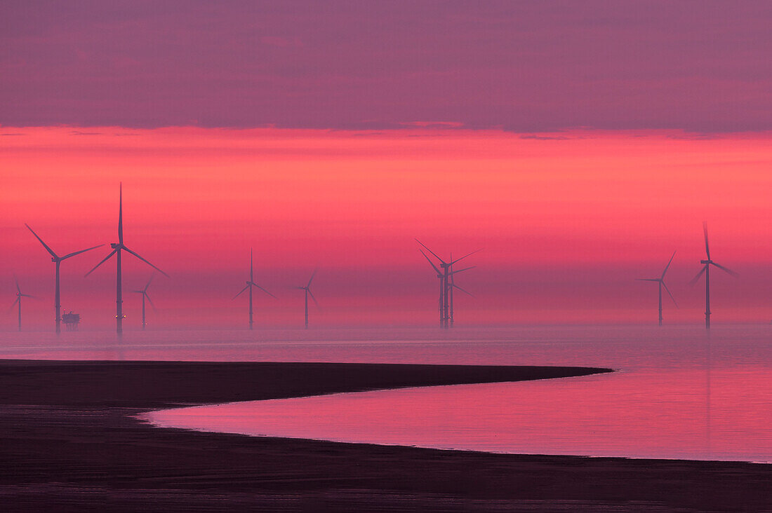 Blick bei Sonnenuntergang des Offshore-Windparks in New Brighton, Cheshire, England, Vereinigtes Königreich, Europa