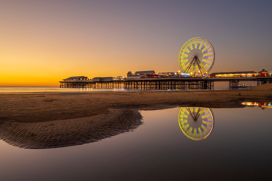 Riesenrad und Vergnügungen am Central Pier bei Sonnenuntergang, Blackpool, Lancashire, England, Vereinigtes Königreich, Europa
