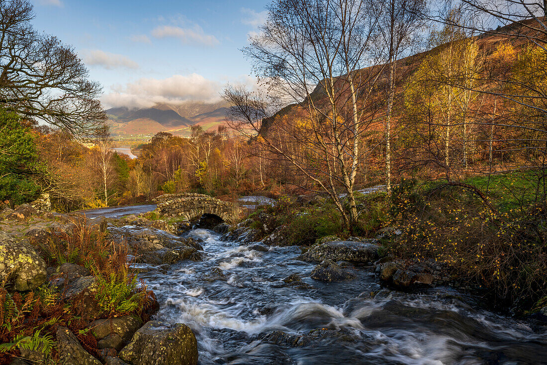 Ashness Bridge und fließender Fluss im Herbst, Nationalpark Lake District, UNESCO-Weltkulturerbe, Cumbria, England, Vereinigtes Königreich, Europa