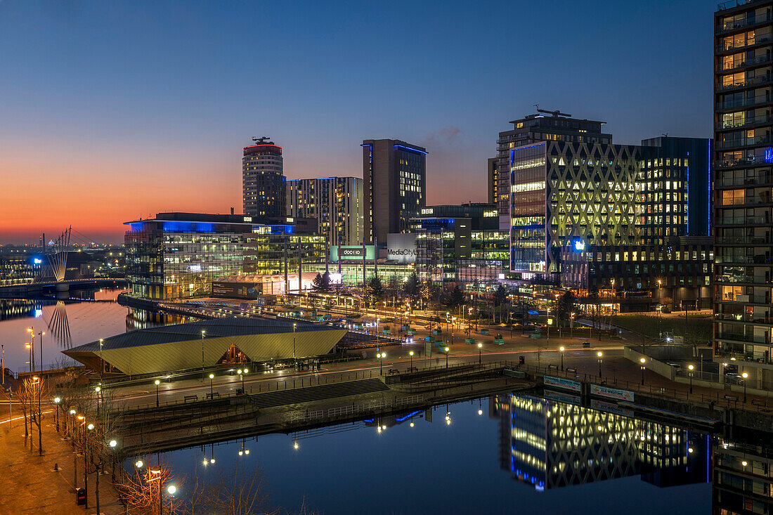 Salford Quays und Media City bei Sonnenuntergang, Salford, Manchester, England, Vereinigtes Königreich, Europa