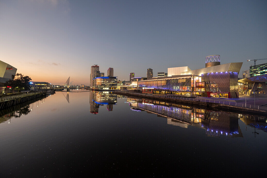 Lowry Theatre, MediCityUK und River Irwell in der Abenddämmerung Salford Quays, Manchester, England, Vereinigtes Königreich, Europa