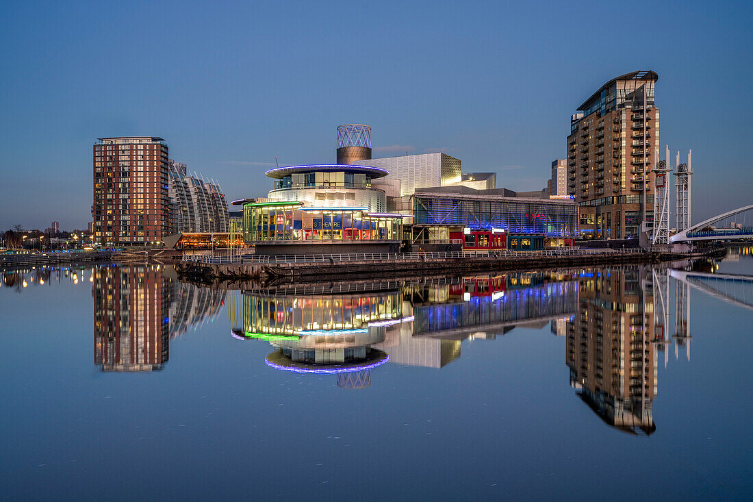 Das Lowry Theatre in Salford Quays spiegelt sich im Fluss Irwell, Salford, Manchester, England, Vereinigtes Königreich, Europa