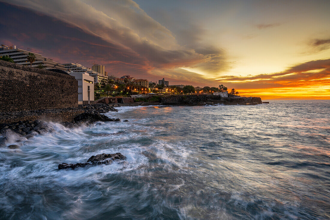 Küstenblick mit dramatischem Himmel, Funchal, Madeira, Portugal, Atlantik, Europa