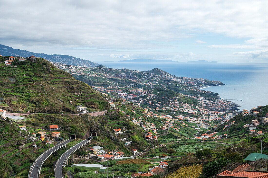 Straße über Funchal gesehen von erhöhter Position, Madeira, Portugal, Atlantik, Europa