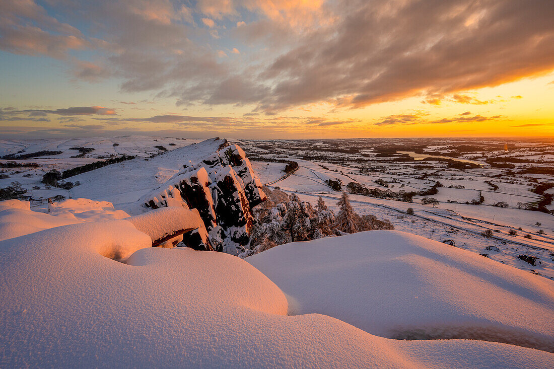 Starker Schneefall mit herrlichem Sonnenuntergang bei Hen Cloud, The Roaches, Staffordshire, England, Vereinigtes Königreich, Europa