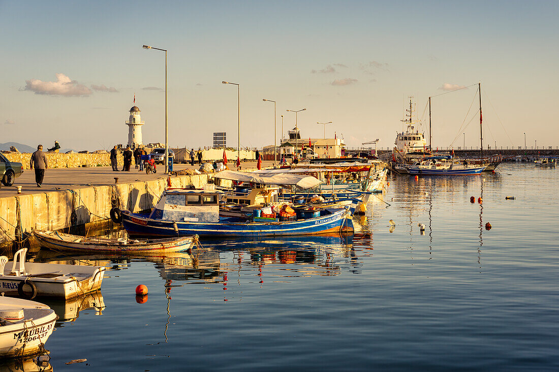 Abendstimmung im Hafen von Alanya, Türkische Riviera, Türkei, Westasien