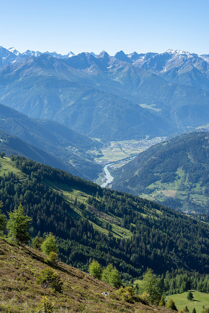 Blick vom Europäischen Fernwanderweg E5 auf die Alpen, Pitztal, Wenns, Tirol, Österreich