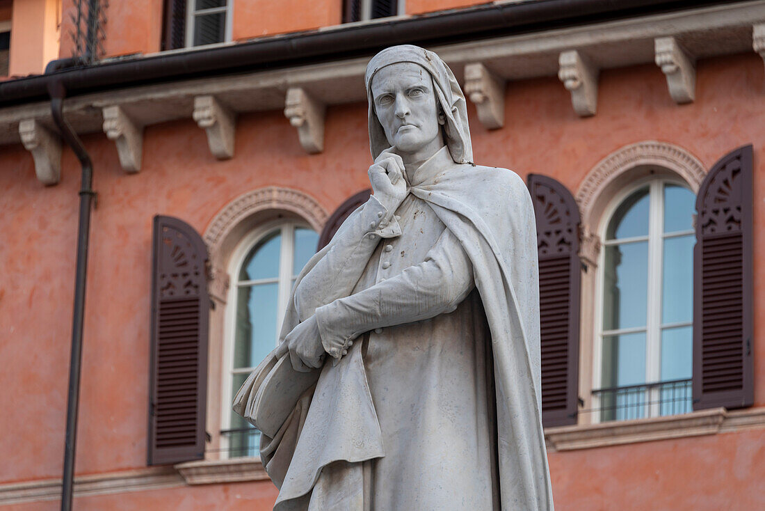 Dante statue, monument to the poet and philosopher Dante Alighieri, Piazza dei Signori, Verona, Veneto, Italy