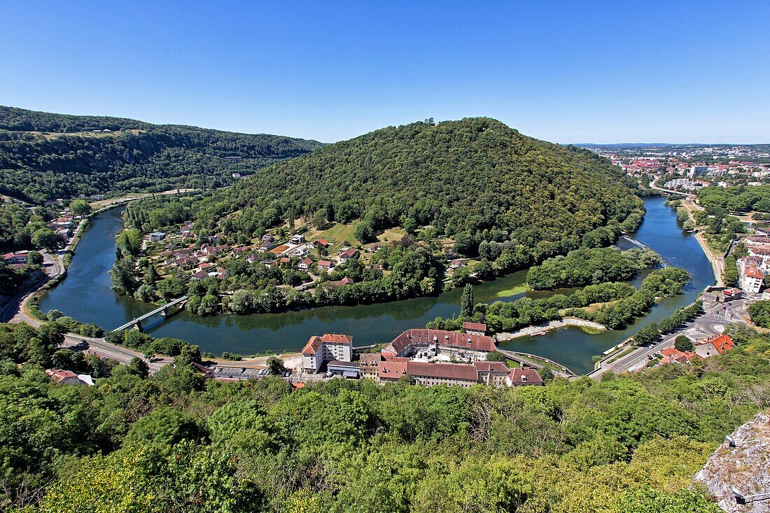 Blick von der Spitze der Zitadelle über die Stadt Besancon und den vom Doubs durchflossenen Hügel Chaudanne, Besancon, Doubs, Region Bourgogne-Franche-Comte, Frankreich