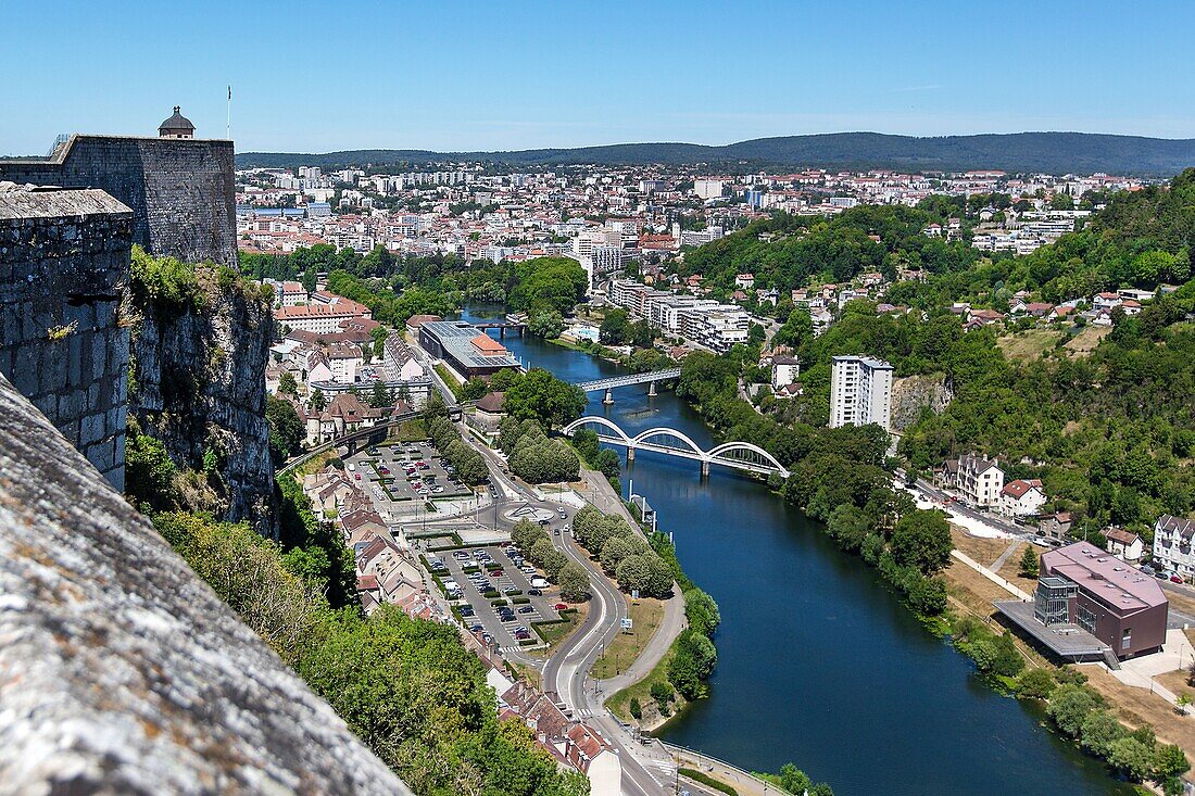 Blick von der Spitze der Zitadelle über die Stadt Besancon, die Chardonnet-Brücke und den Kreisverkehr von Neufchatel, Open-Air-Promenade, Besancon, Doubs, Region Bourgogne-Franche-Comte, Frankreich