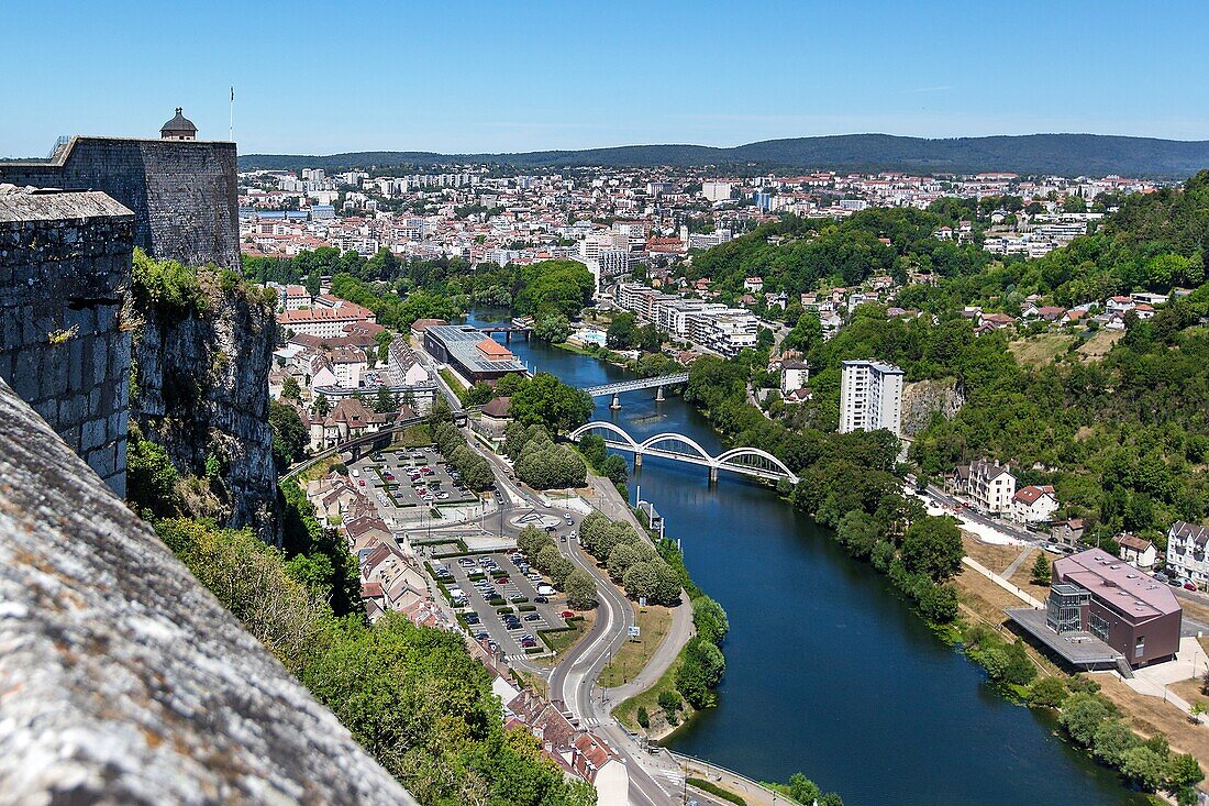 view from the top of the citadel's ramparts over the city of besancon, the chardonnet bridge and the neufchatel roundabout, open-air promenade, besancon, (25) doubs, region bourgogne-franche-comte, france