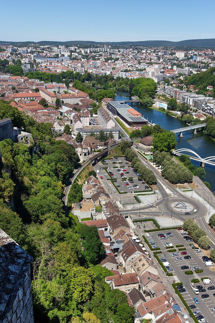 Blick von der Spitze der Zitadelle über die Stadt Besancon, die Chardonnet-Brücke und den Kreisverkehr von Neufchatel, Promenade unter freiem Himmel, Besancon, Doubs, Region Bourgogne-Franche-Comte, Frankreich