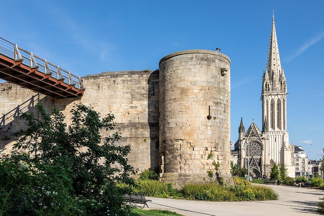 Glockenturm der Kirche Saint-Pierre und die Festungsmauern der Burg von Caen, erbaut um 1060 (11. Jahrhundert) von Wilhelm dem Eroberer, Residenz der Herzöge der Normandie, Caen , Normandie, Frankreich