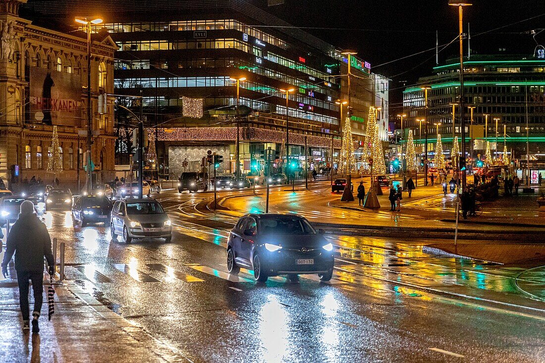 Die belebte Kaivokatu-Straße vor dem Hauptbahnhof mit Weihnachtsdekoration, Helsinki, Finnland, Europa