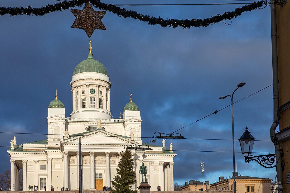 Die lutherische Kathedrale mit der grünen Kuppel ihres Glockenturms, Helsinki, Finnland, Europa