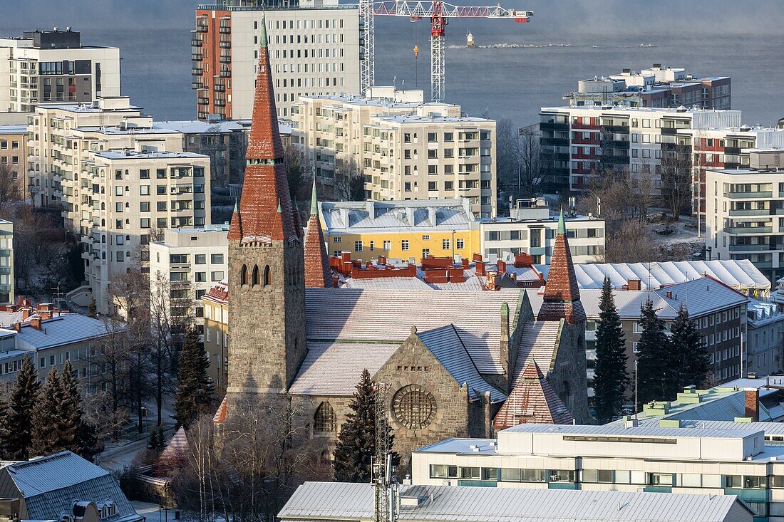 Die Kathedrale von Tampere aus Granit mit ihren drei Glockentürmen aus roten Kacheln im Winter von der Panoramabar Moro aus gesehen, Tampere, Finnland, Europa