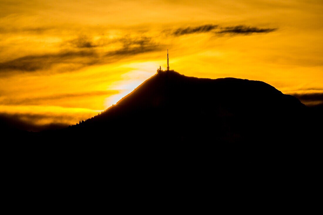 Sonnenaufgang über dem Puy De Dome, Pontgibaud, Puy De Dome, Auvergne