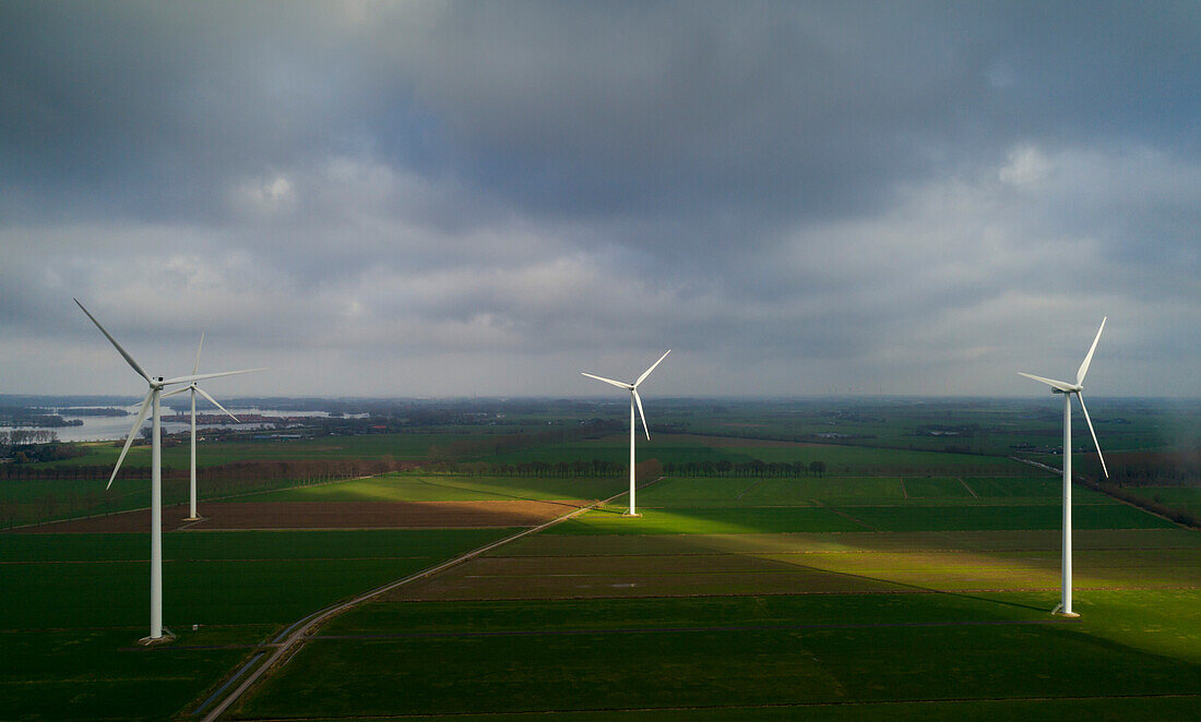 Nederland, Gelderland, Duiven, Luftaufnahme von Windkraftanlagen in Feldern