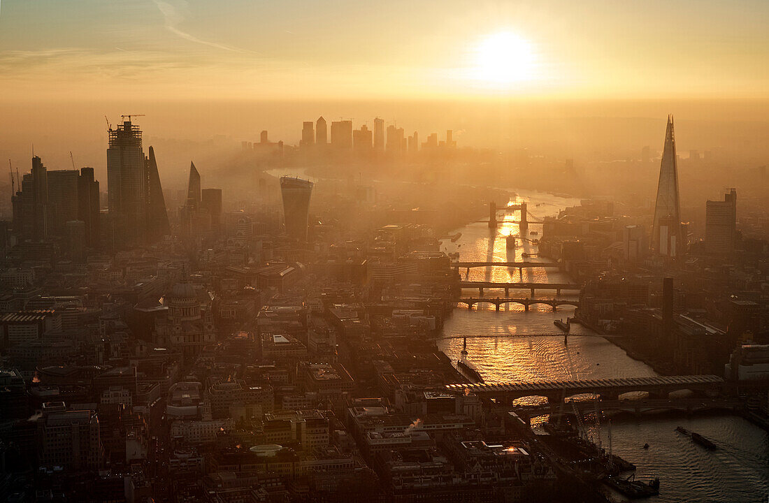 Großbritannien, London, Luftaufnahme der Stadt und der Themse bei Sonnenuntergang
