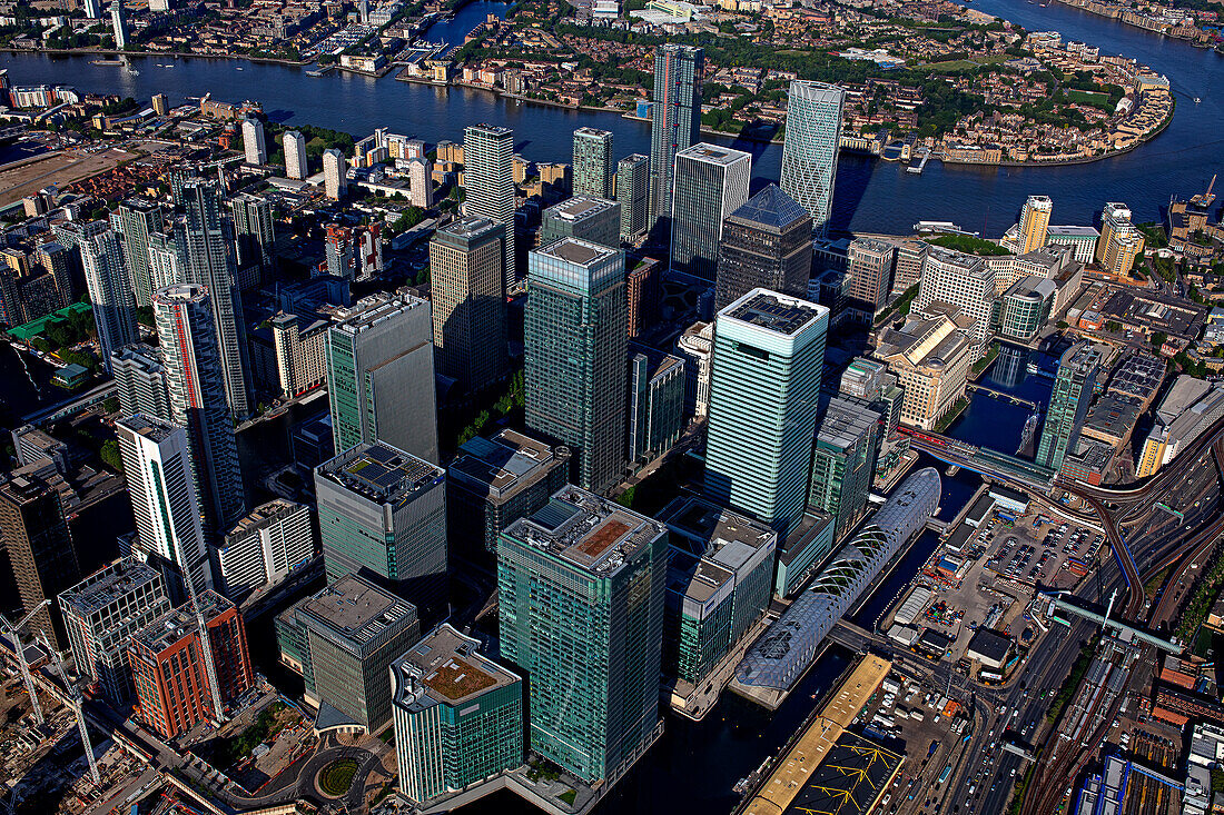 Großbritannien, London, Canary Wharf, Luftaufnahme von Wolkenkratzern im Geschäftsviertel