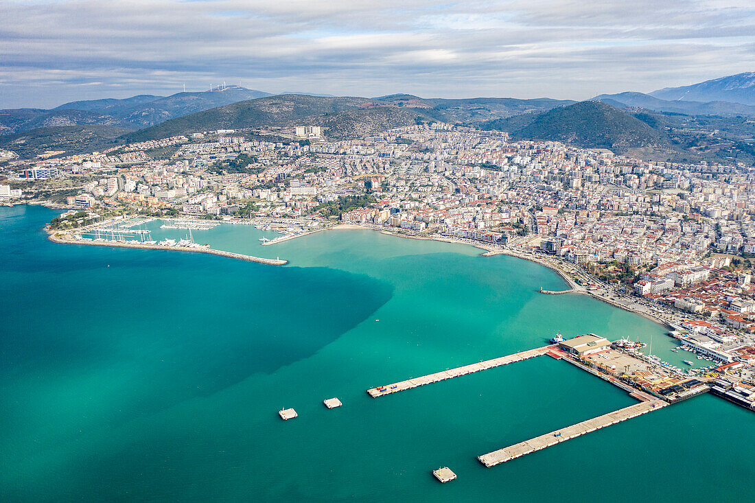 Türkei, Aydin, Kusadasi, Luftaufnahme von Meer und Stadt