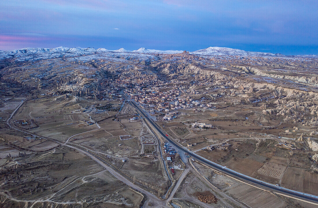 Türkei, Kappadokien, Göreme, Luftaufnahme des Dorfes und der umliegenden Landschaft