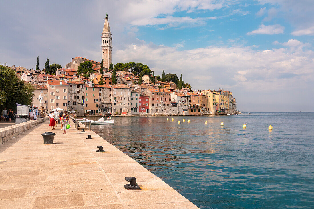 Kroatien, Istrien, Rovinj, Altstadt mit Kirche St. Euphemia und Promenade