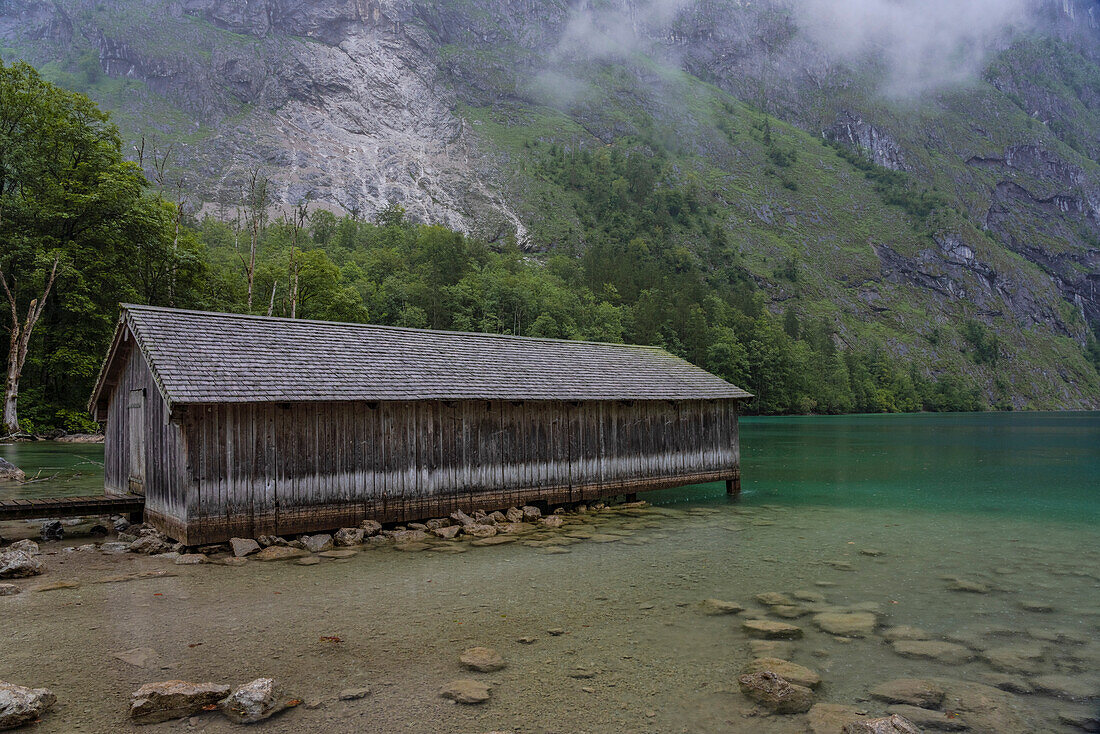 Deutschland, Bayern, Pier mit altem Holzgebäude am Obersee