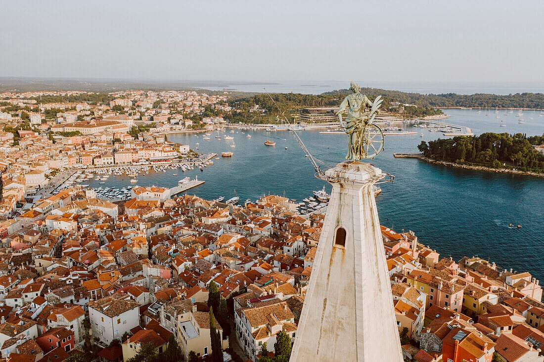 Kroatien, Istrien, Rovinj, Luftaufnahme der Altstadt mit Kirche St. Euphemia