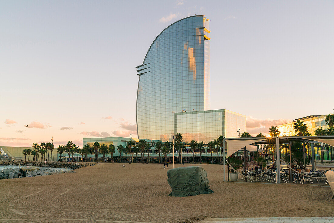 Spanien, Barcelona, Strand und Hotel Vela bei Sonnenuntergang