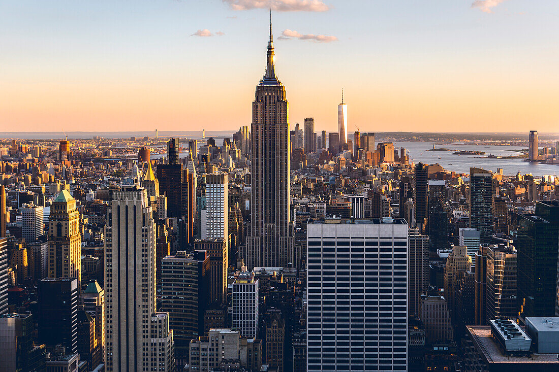 USA, New York City, Empire State Building und Manhattan Wolkenkratzer bei Sonnenuntergang