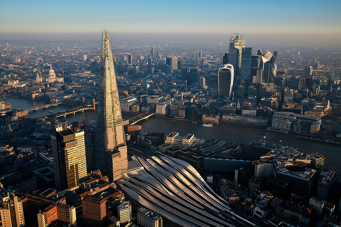 Großbritannien, London, Luftaufnahme der Wolkenkratzer im Finanzviertel