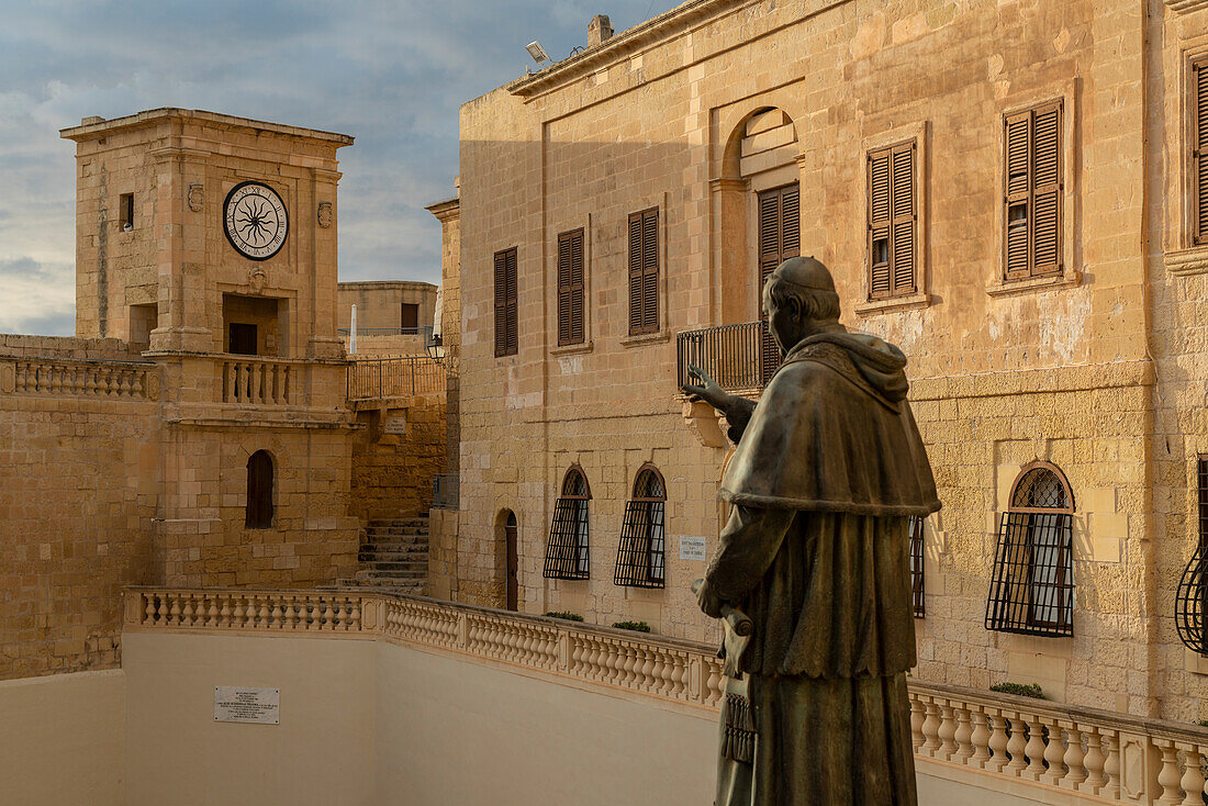 Malta, Insel Gozo, Statue in der Altstadt