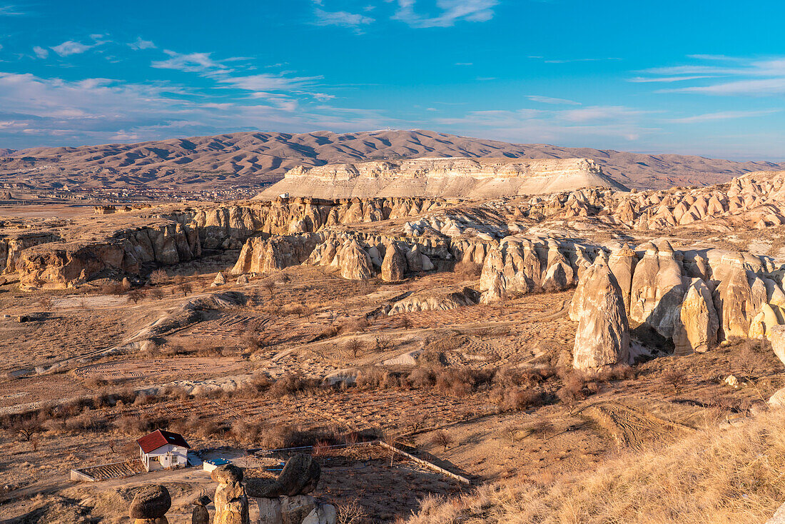 Türkei, Kappadokien, Cavusin, Karge Landschaft mit Felsformationen