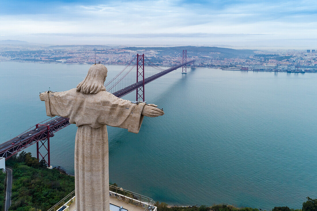 Portugal, Lissabon, Christus-König-Statue und Brücke 25 de Abril