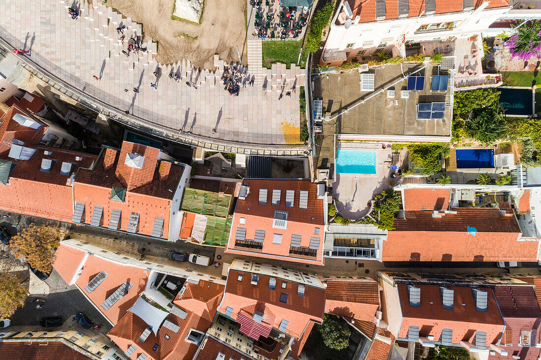 Portugal, Lissabon, Blick von oben auf die Dächer von Mehrfamilienhäusern