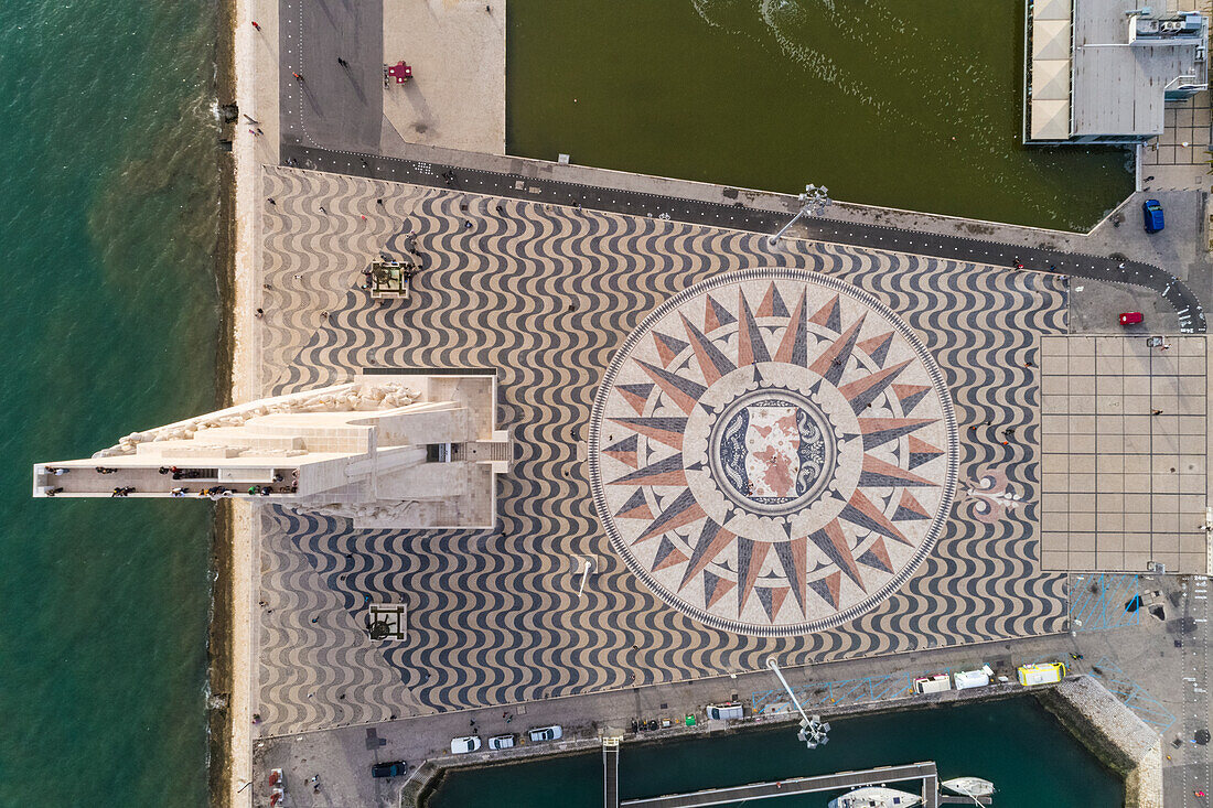 Portugal, Lissabon, Draufsicht des Denkmals der Entdeckungen