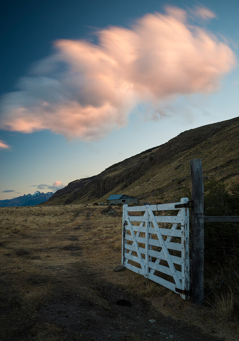 Argentinien, El Chalten, Estancia la Quinta Ranch Gate bei Sonnenuntergang