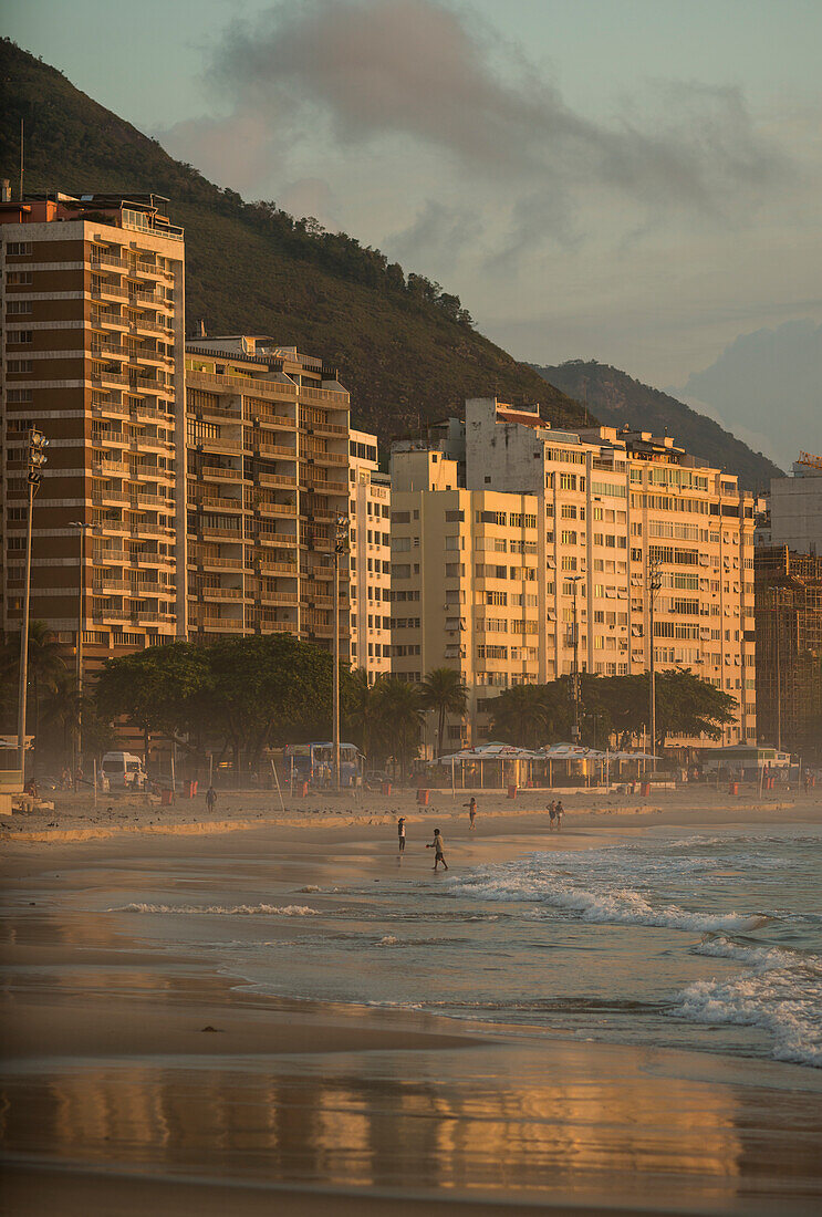 Brasilien, Rio de Janeiro, Copacabana-Strand und Mehrfamilienhäuser im Morgengrauen