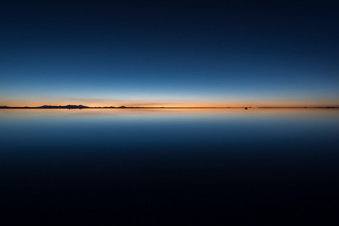 Bolivia, Salar de Uyuni salt flat at sunrise