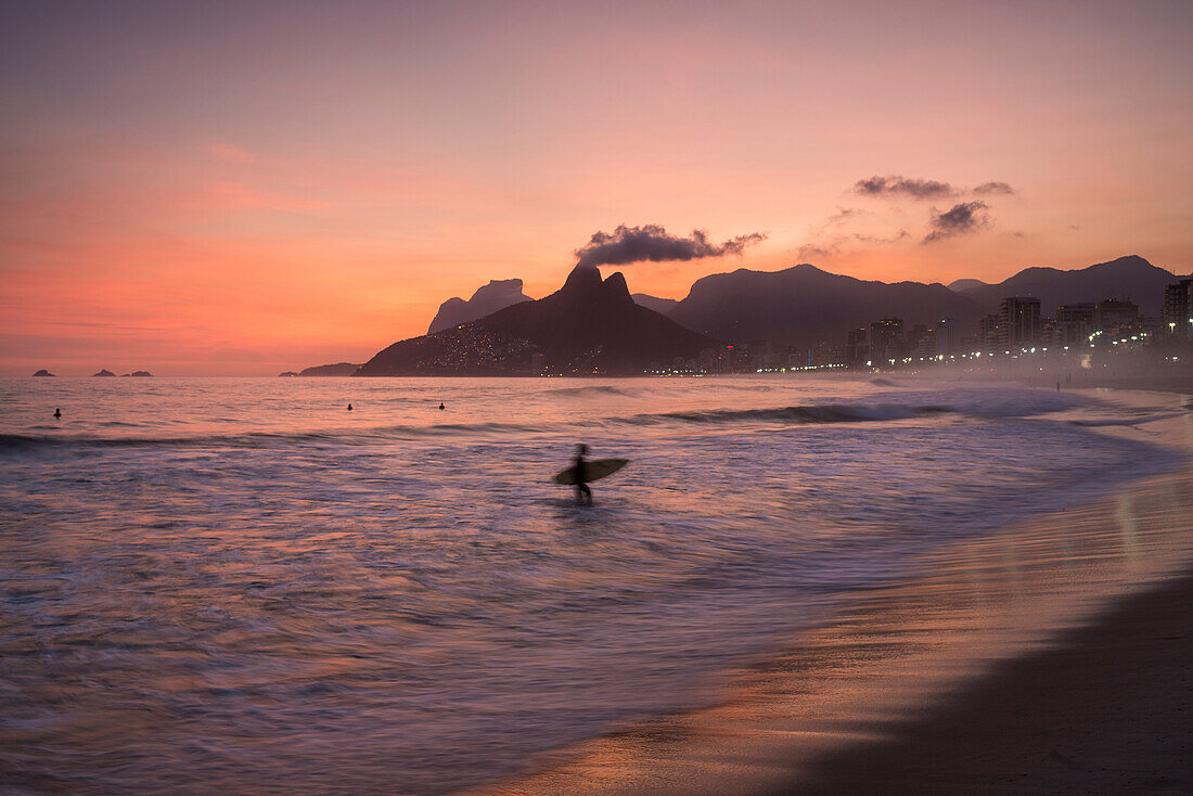 Brasilien, Rio de Janeiro, Strand und Meereswellen bei Sonnenuntergang