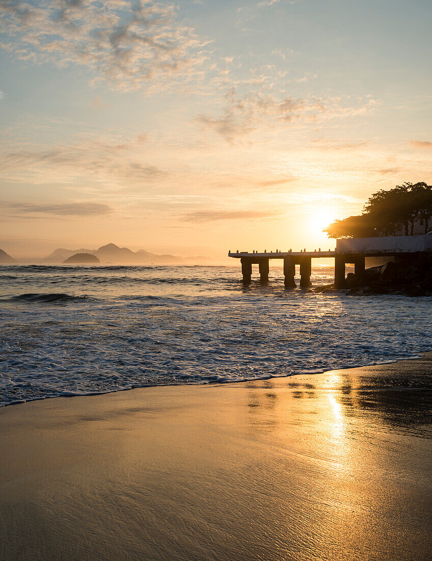 Brasilien, Rio de Janeiro, Copacabana-Strand und Pier im Morgengrauen