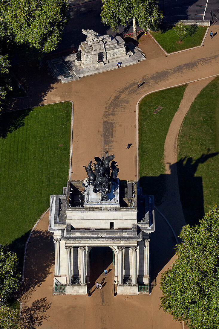 UK, London, Luftaufnahme von Wellington Arch und Royal Artillery Memorial