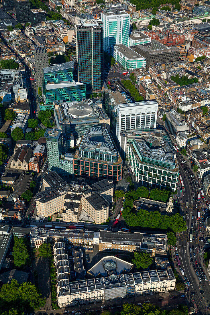Großbritannien, London, Luftbild von Gebäuden und der Euston Road