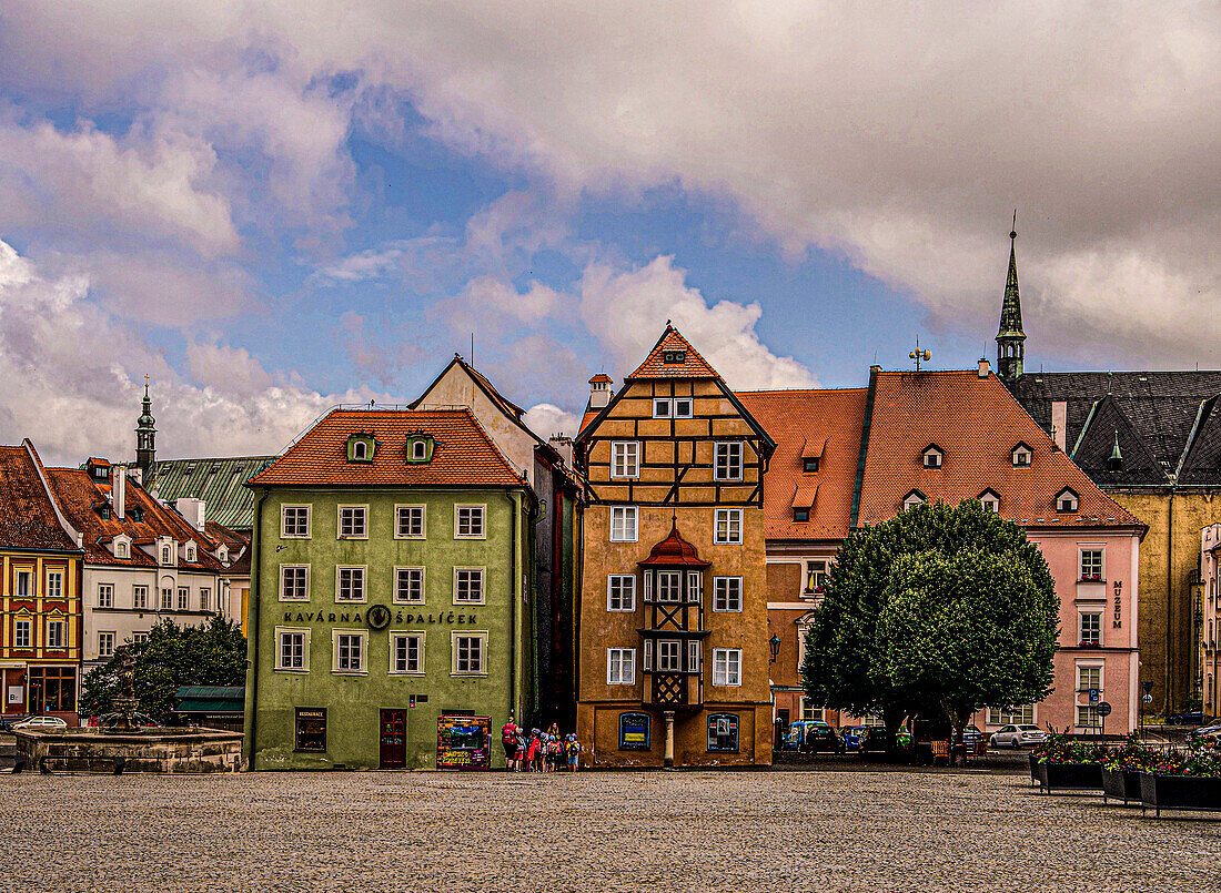 Blick auf historische Gebäude am unteren Teil des Marktplatzes, Eger (Cheb), Tschechische Republik